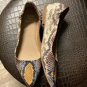 Used size 8.5 M Kaari Blue snakeskin multicolored flats! Excellent condition!